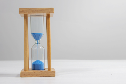 A sand timer with blue sand.